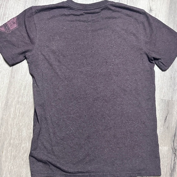 Carhartt Dark Gray T-Shirt with Maroon Graphic - Picture 4 of 4